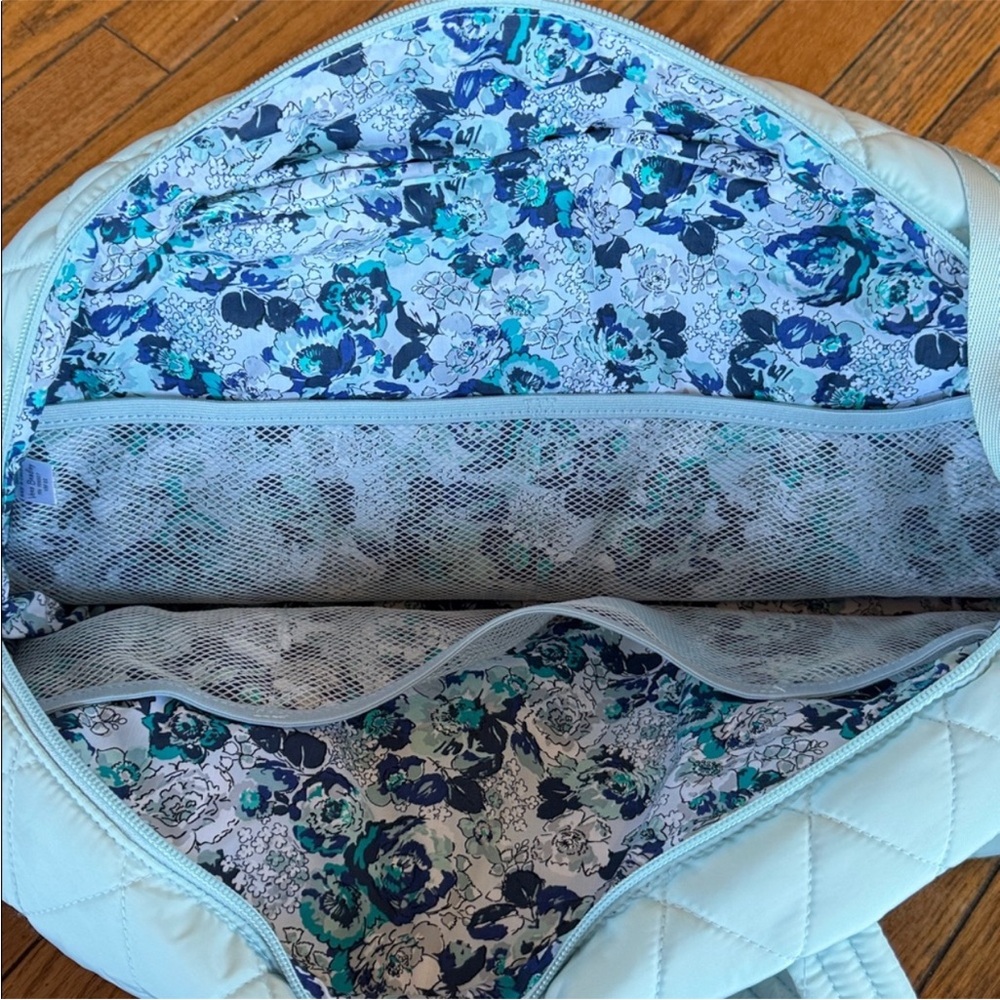 🌸 Vera Bradley Ultralight Medium Traveler Bag. “Sea Salt Blue”. NWT - Picture 6 of 10